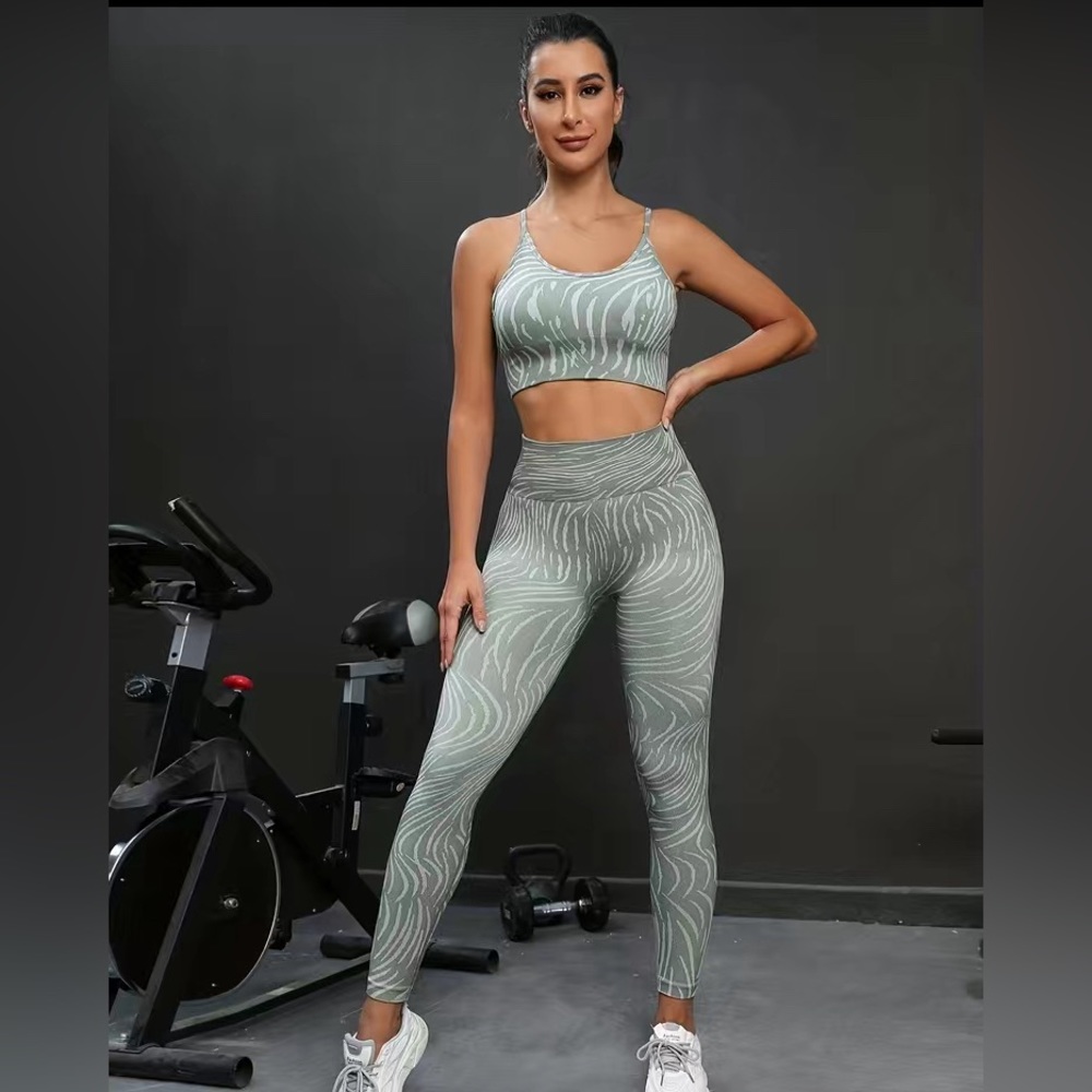 2 pc set new Seamless scrunch butt leggings plus bra Sexy Flattering mint green